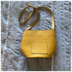 🌻☀️BNWOT French Connection Bucket Bag☀️🌻